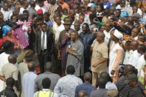 Dakuku Peterside addressing defectors at Buguma